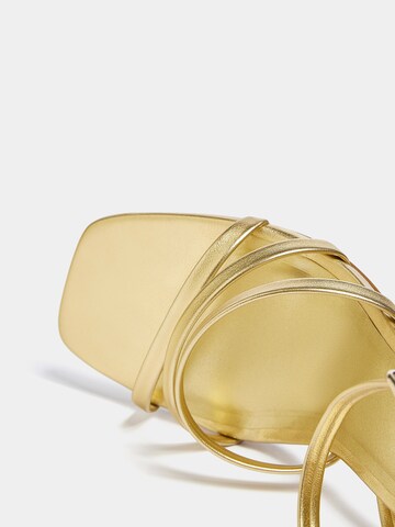 Pull&Bear Sandale in Gold
