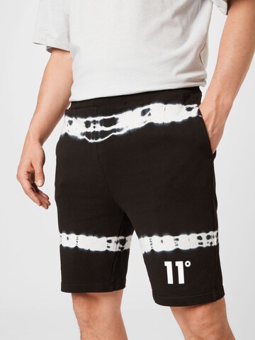 11 Degrees Regular Shorts in Schwarz