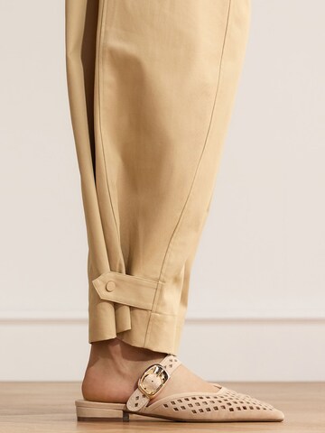 Escarpins à bride arrière MANFIELD en beige : devant