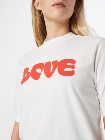 Tricou 'Love' de la Thinking MU pe alb