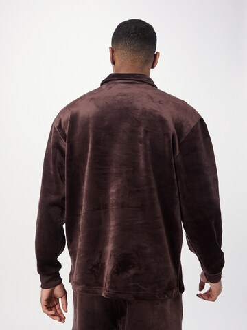 ADIDAS ORIGINALS - Sweatshirt 'Premium Essentials+ Velvet' em cinzento