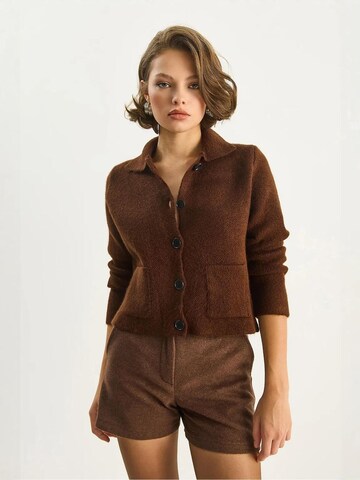 Cardigan Bianco Lucci en marron : devant