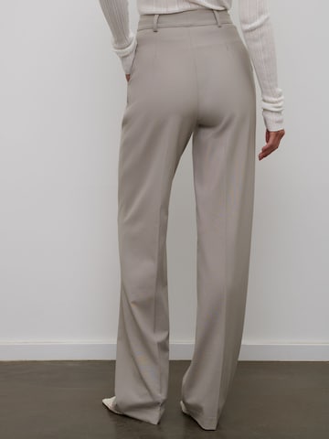 RÆRE by Lorena Rae Regular Pleated Pants 'Joy Tall' in Grey