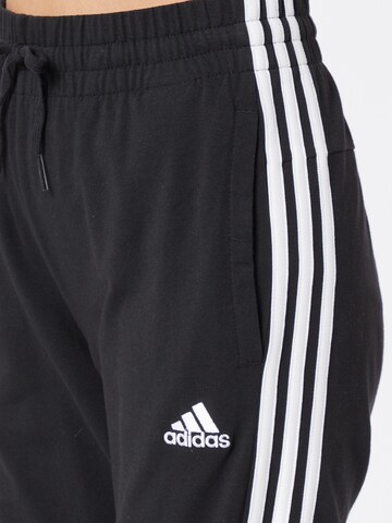 ADIDAS SPORTSWEAR Zwężany krój Spodnie sportowe 'Essentials' w kolorze czarny