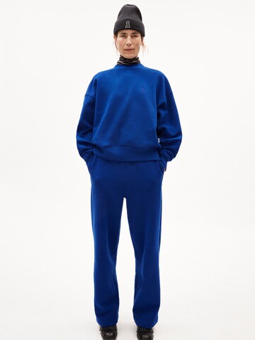 Sweat-shirt 'ALIZAA' ARMEDANGELS en bleu : devant