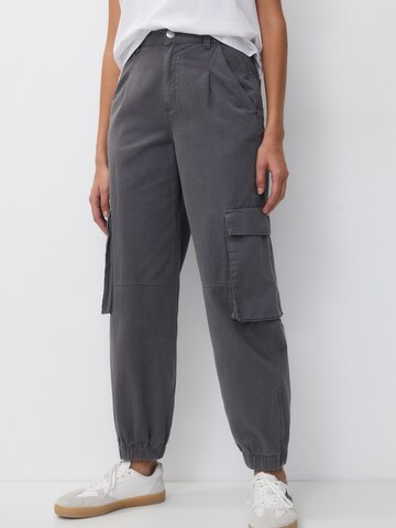 Pull&Bear Tapered Cargobroek in Grijs: voorkant