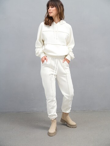 A LOT LESS Sweatshirt 'Philippa' i hvid