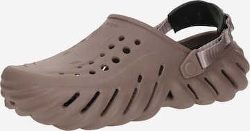 Saboţi 'Echo' de la Crocs pe maro: față