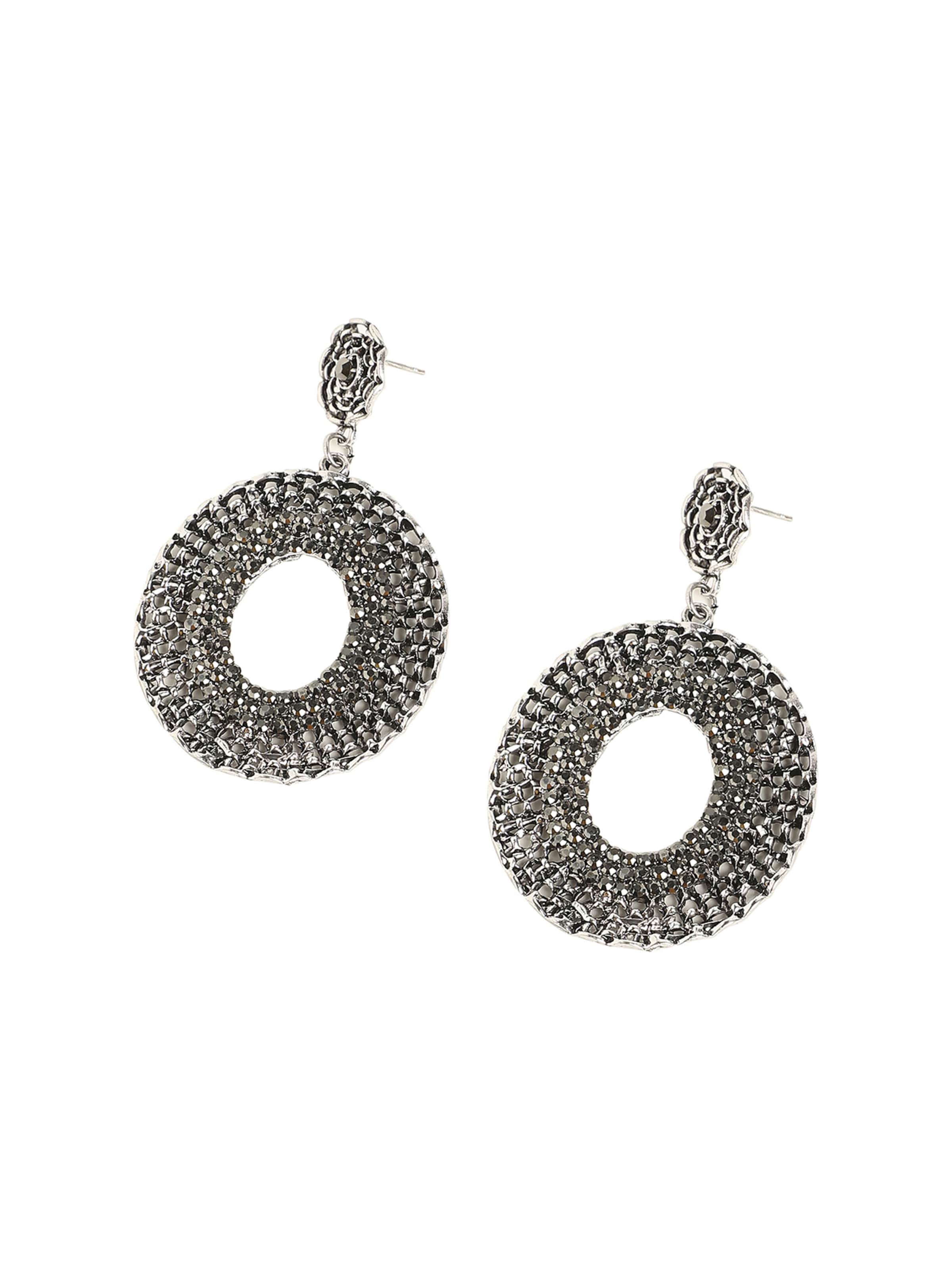 SOHI Oorbellen 'Chitro' in Zilver: voorkant