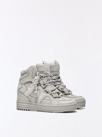 Bershka Sneaker in Grau