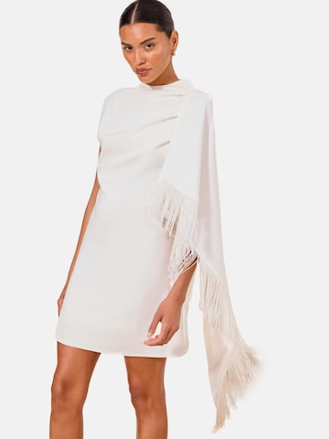 Rochie de cocktail de la Lipsy pe alb: față