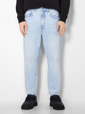 Bershka Regular Jeans in Blue: front