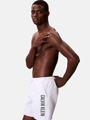 Shorts de bain 'CALVIN KLEIN MEDIUM DRAWSTRING Costumi da bagno' Calvin Klein en blanc