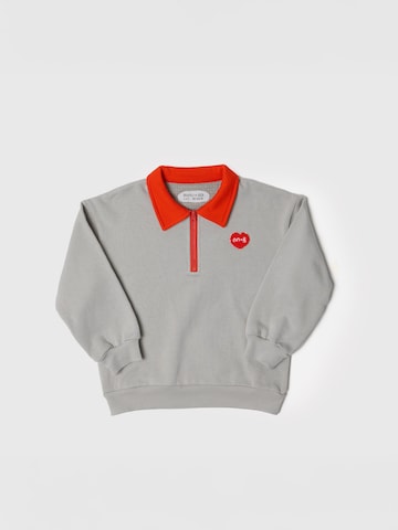 Maru + Bo Sweatshirt 'TWO-TONE POLO LOVES YOU SWEATSHIRT'‌‌‌‌‌‌ in Grau: Vorderseite