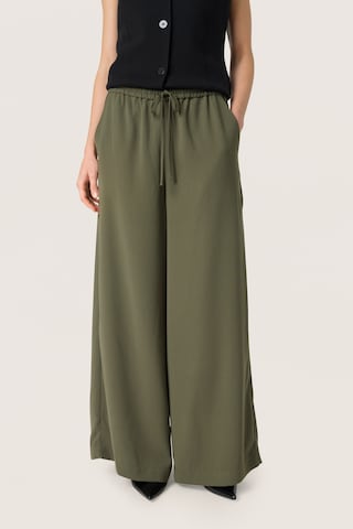 SOAKED IN LUXURY Wide leg Pants 'Shirley ' in Green: front