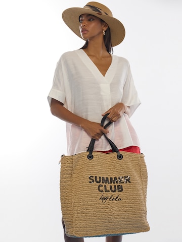 Lola Casademunt Rannakott, värv pruun