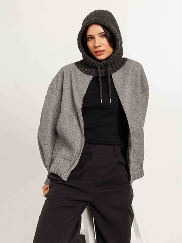 LOEVENICH Beanie in Grey: front