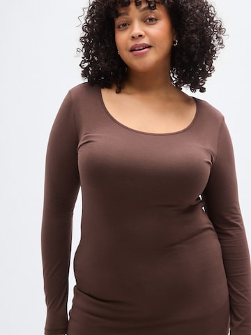 Maglietta 'VMPAXI' di Vero Moda Curve in marrone