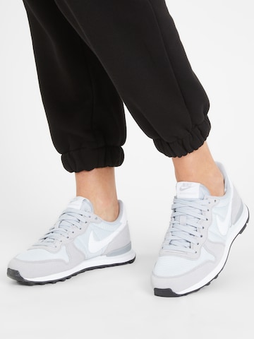 Nike Sportswear - Zapatillas deportivas bajas 'Internationalist' en gris: frente