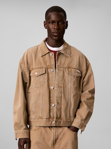 Calvin Klein Jeans Regular Välikausitakki värissä ruskea: etupuoli