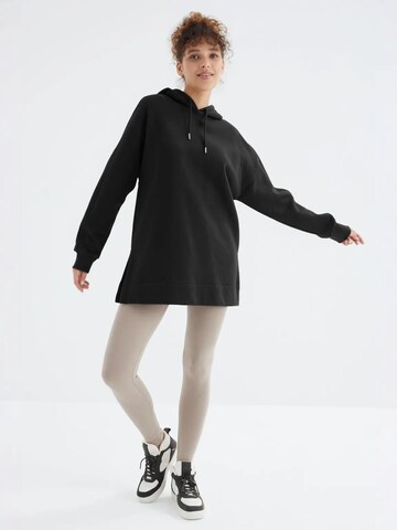 Tommy Life Sweatshirt in Black
