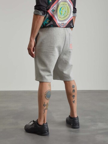 ABOUT YOU x Benny Cristo Regular Shorts 'Leo' in Grau