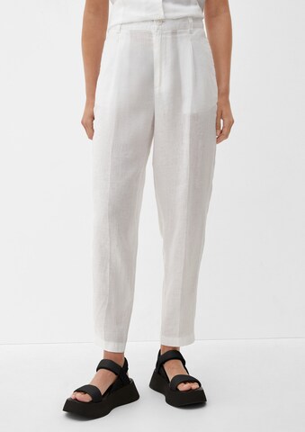 s.Oliver Tapered Pleated Pants in White: front