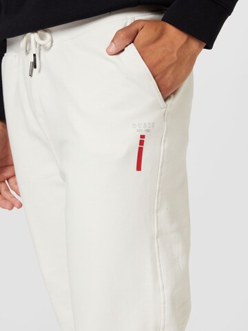 GUESS - Tapered Pantalón 'ADAM' en blanco