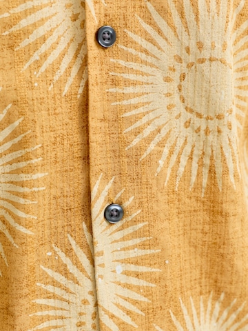 Jack & Jones Premium Comfort Fit Skjorta 'JPRBLUBILBAO' i gul