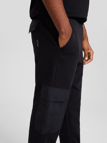 Tapered Pantaloni cu buzunare de la Bershka pe negru