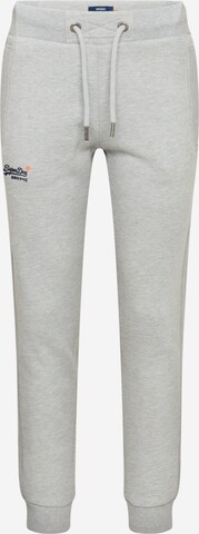 Superdry Tapered Broek in Grijs: voorkant