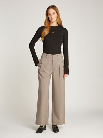 Calvin Klein Jeans Широкий Брюки со складками в Серый