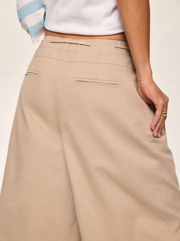 Kamila Šikl Loosefit Παντελόνι πλισέ σε μπεζ