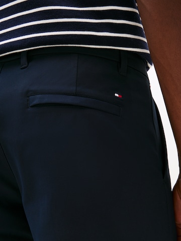 TOMMY HILFIGER - regular Pantalón chino 'DENTON' en azul: atrás
