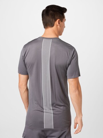 T-Shirt fonctionnel NIKE en gris