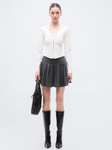 Bluză de la Gina Tricot pe alb