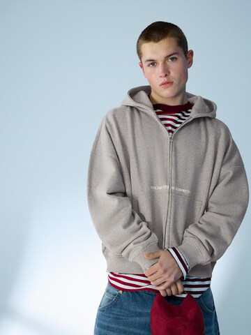 Bershka Mikina – šedá: přední strana