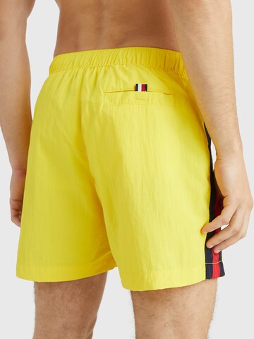 Shorts de bain TOMMY HILFIGER en jaune