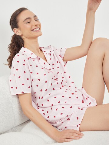 Trendyol Шорти в розово