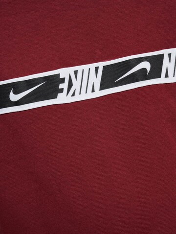 T-Shirt 'Repeat' Nike Sportswear en rouge