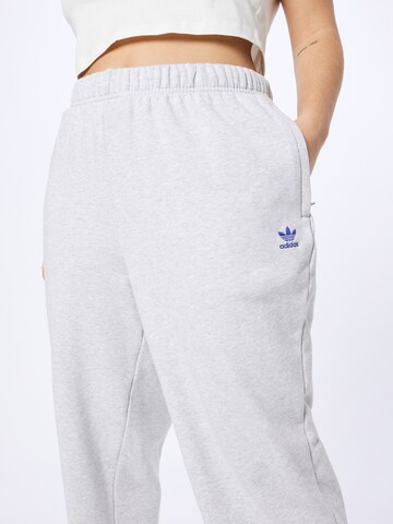 ADIDAS ORIGINALS Avsmalnet Bukse 'Joggers ' i grå