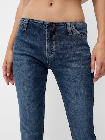 Flared Jeans di Bershka in blu