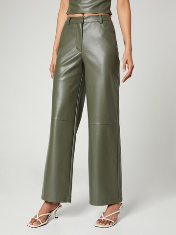 Wide Leg Pantalon 'Jo' LENI KLUM x ABOUT YOU en vert : devant