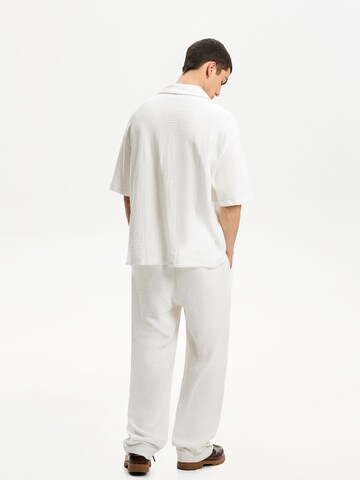 Bershka Wide Leg Hose in Weiß