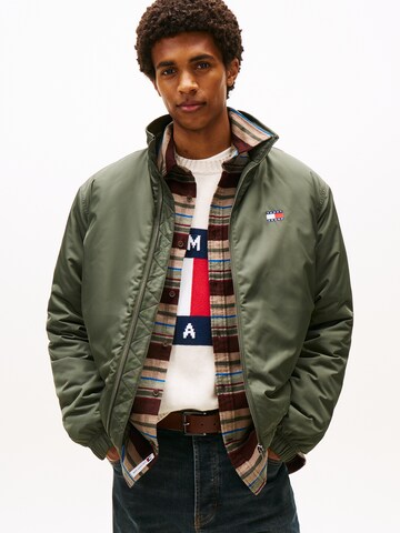 Tommy Jeans Демисезонная куртка в Зеленый: спереди