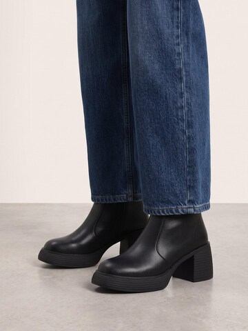 VENEZIA Booties in Black