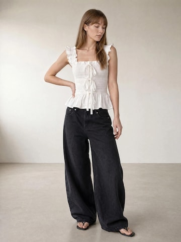 ARMIE Top 'The Emma Slim-Fit Bow Top' – bílá