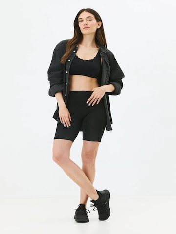 C&City Skinny Shorts in Schwarz: Vorderseite