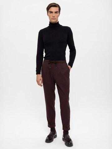 Antioch Regular Trousers in Red