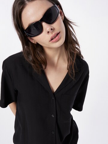 Camicia da donna 'Mira' di WEEKDAY in nero